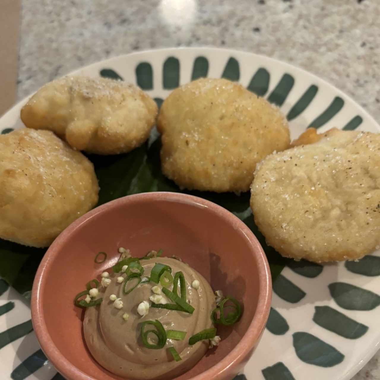 Hojaldres con Mayonesa de Ajo Negro