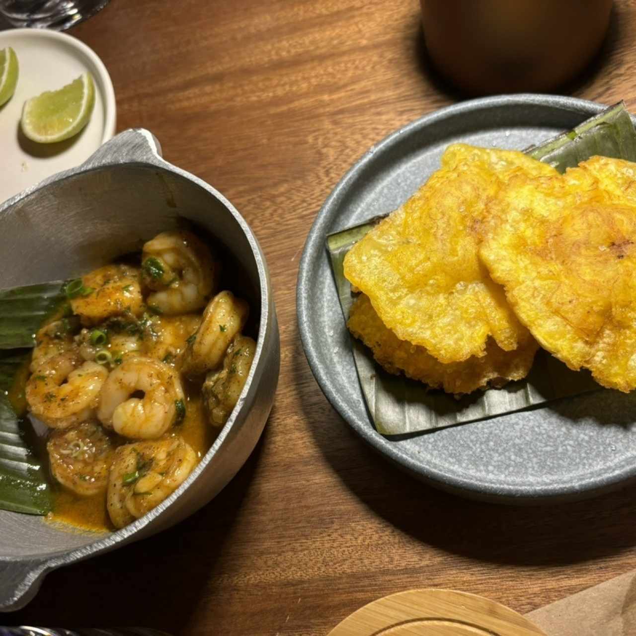 Camarones en Salsa Criolla con Patacones