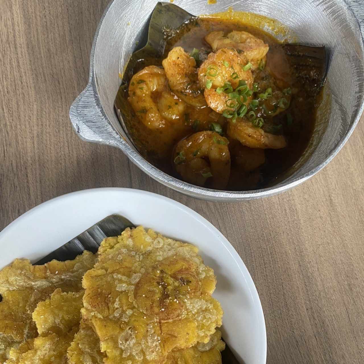 Camarones en Salsa Criolla con Patacones