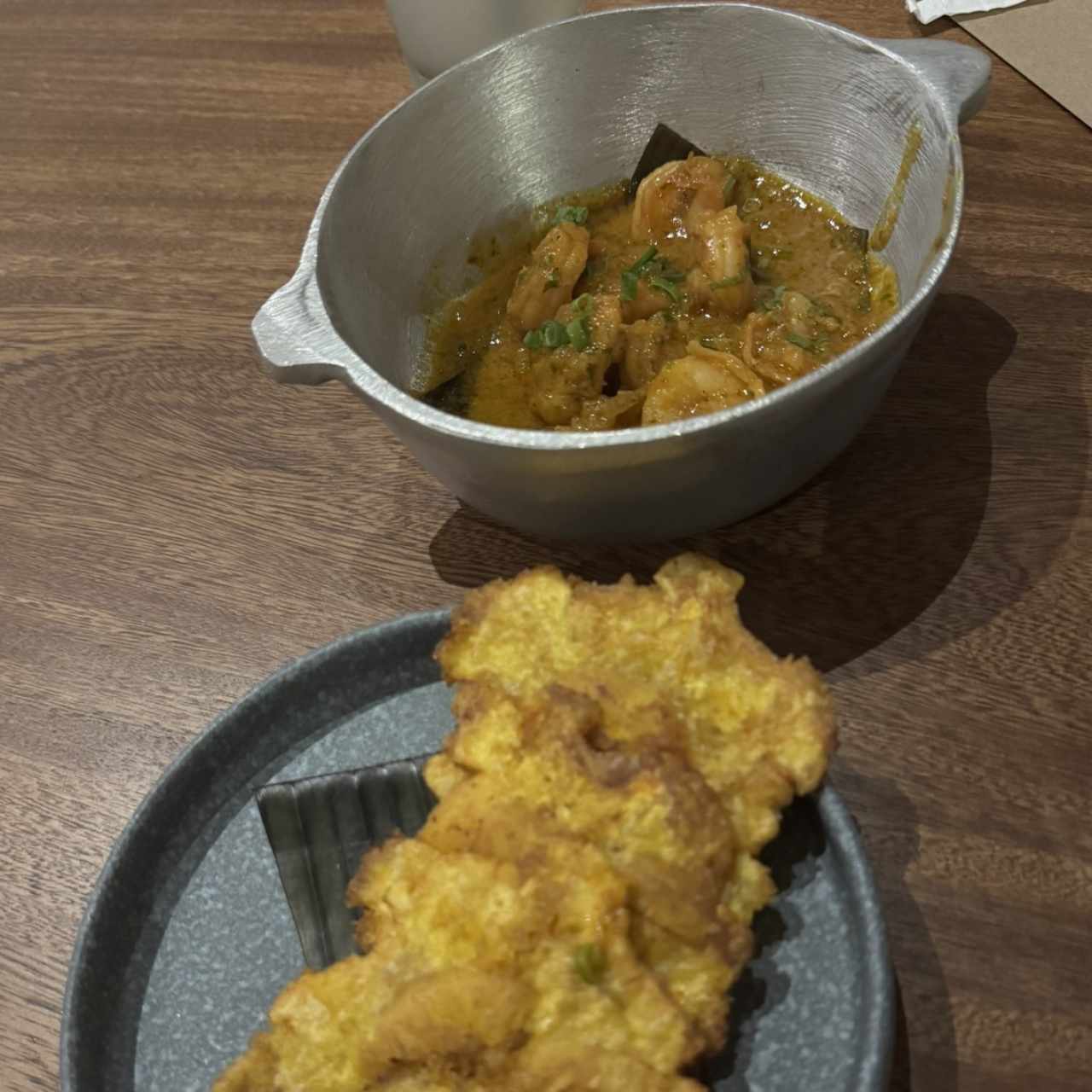 Camarones en Salsa Criolla con Patacones