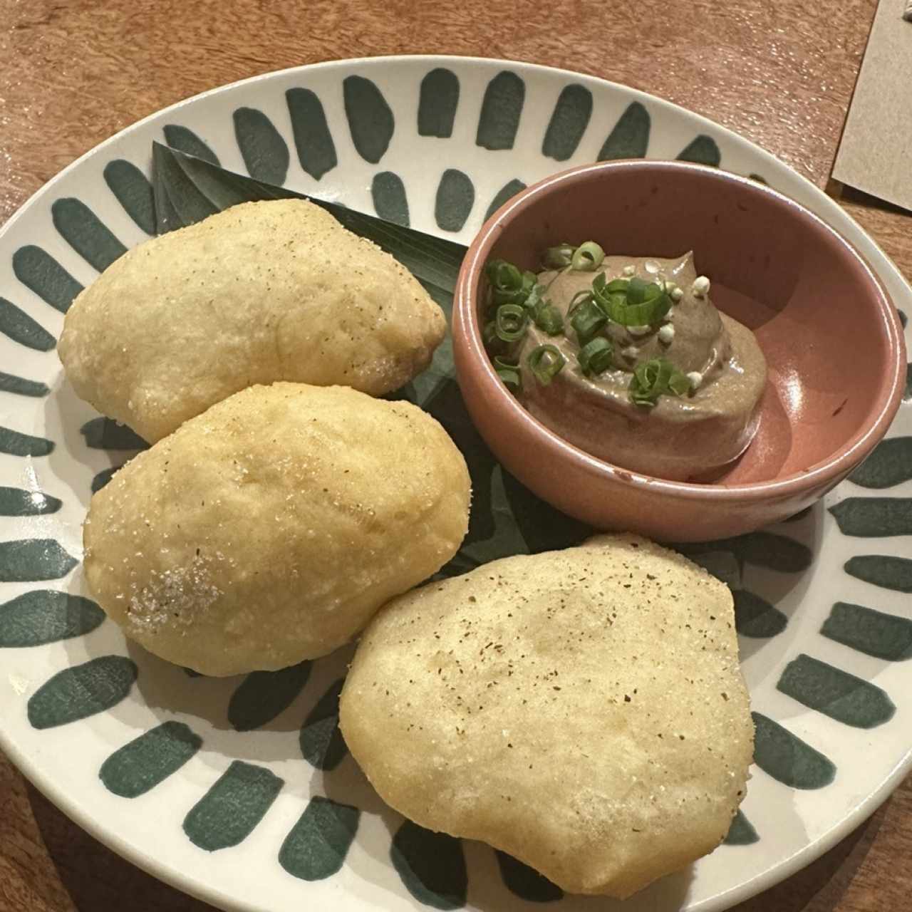 Hojaldres con Mayonesa de Ajo Negro