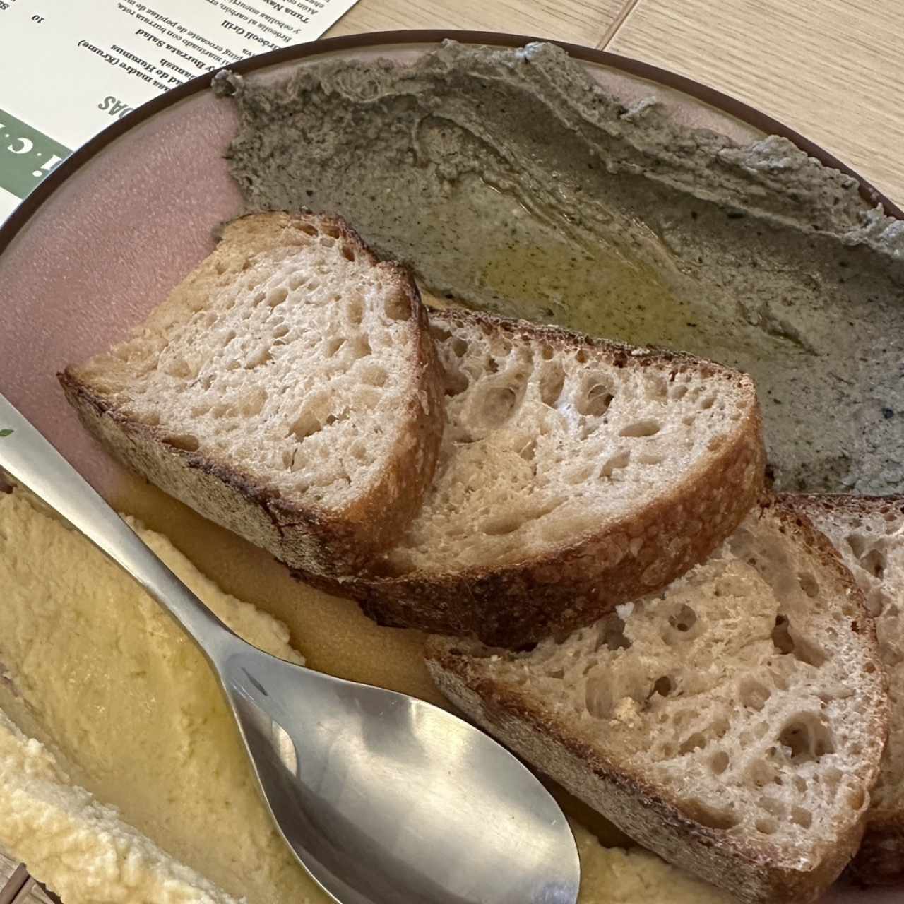 Pan de Masa madre (Krume) Con spread de Hummus y Baba Ganush