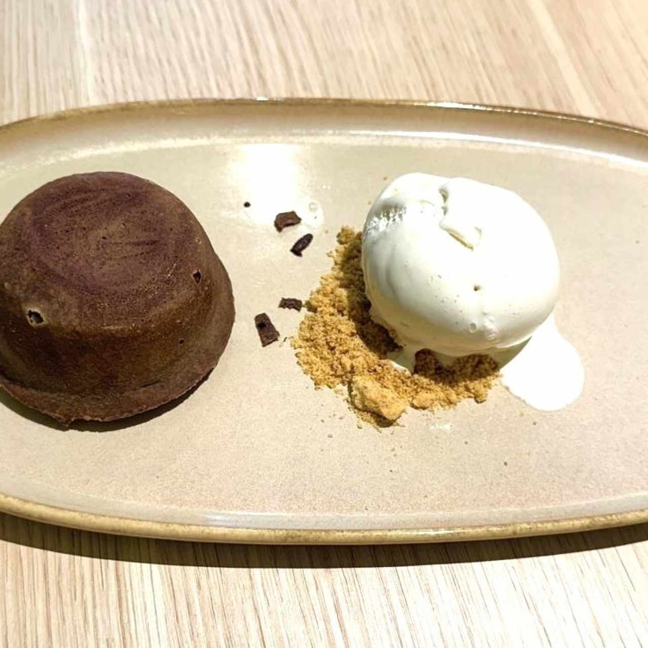 VOLCÁN DE CHOCOLATE (Volcán de Chocolate, Semi-amargo, Acompañado de Helado Vainilla) 