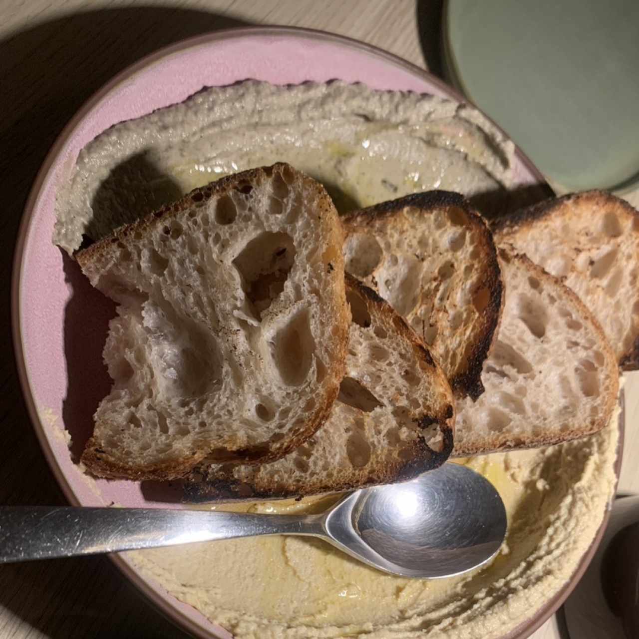 Pan de Masa madre (Krume) Con spread de Hummus y Baba Ganush