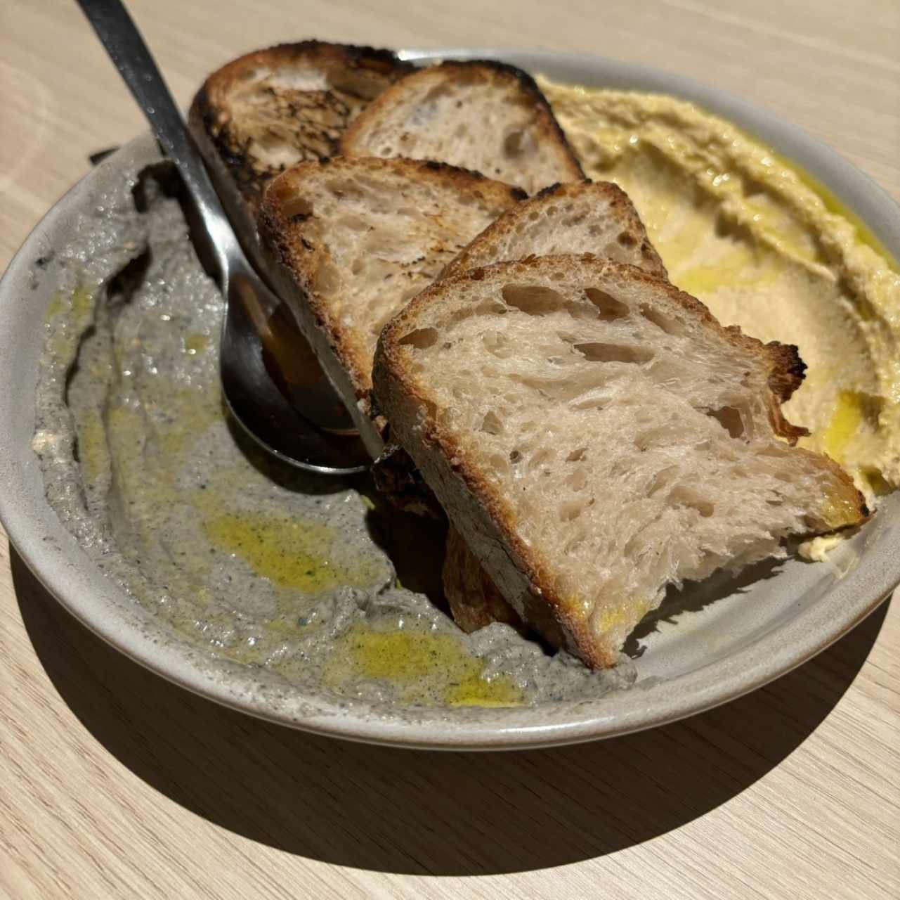 Pan de masa madre con hummus y baba ghanoush