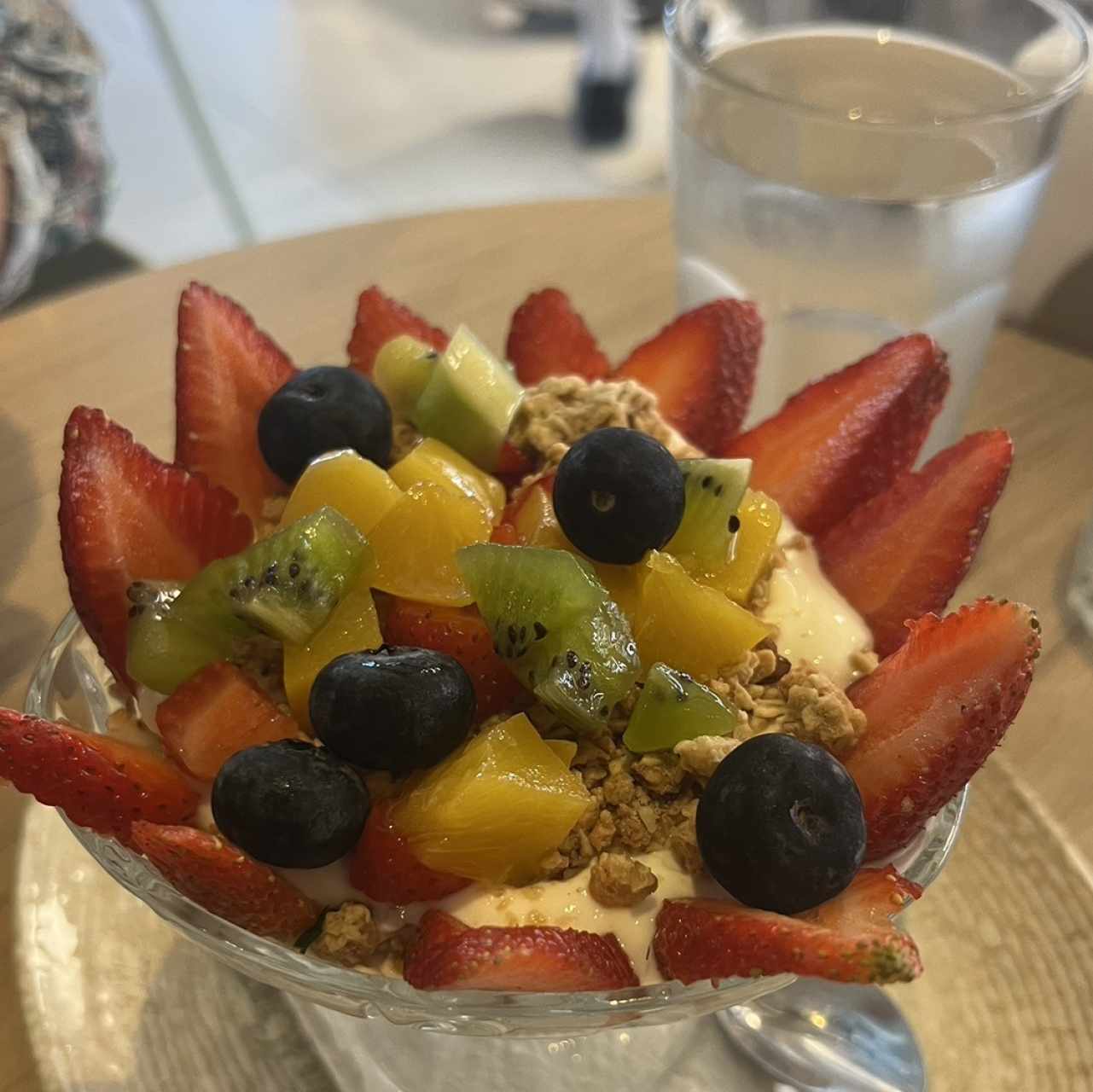 Bowl de frutas con yogurt y granola 