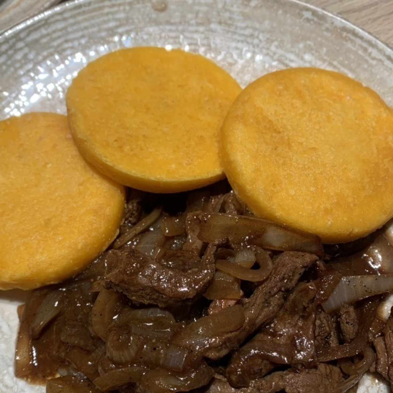 Bisteck Encebollado con Tortilla