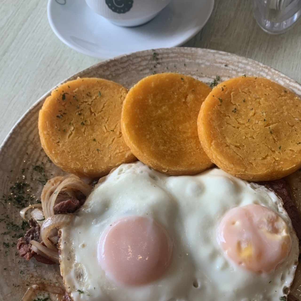 Bisteck Encebollado con Tortilla