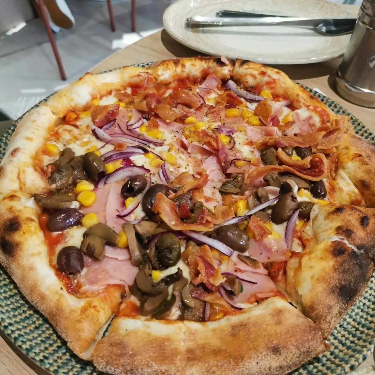 Pizza con bacon y aceitunas