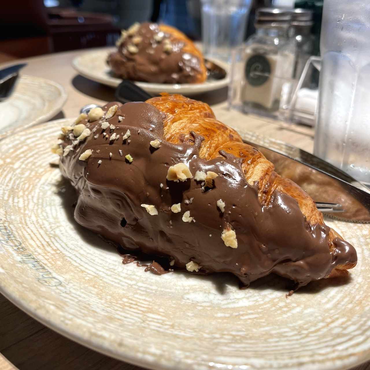 Croissant relleno y bañado en Nutella