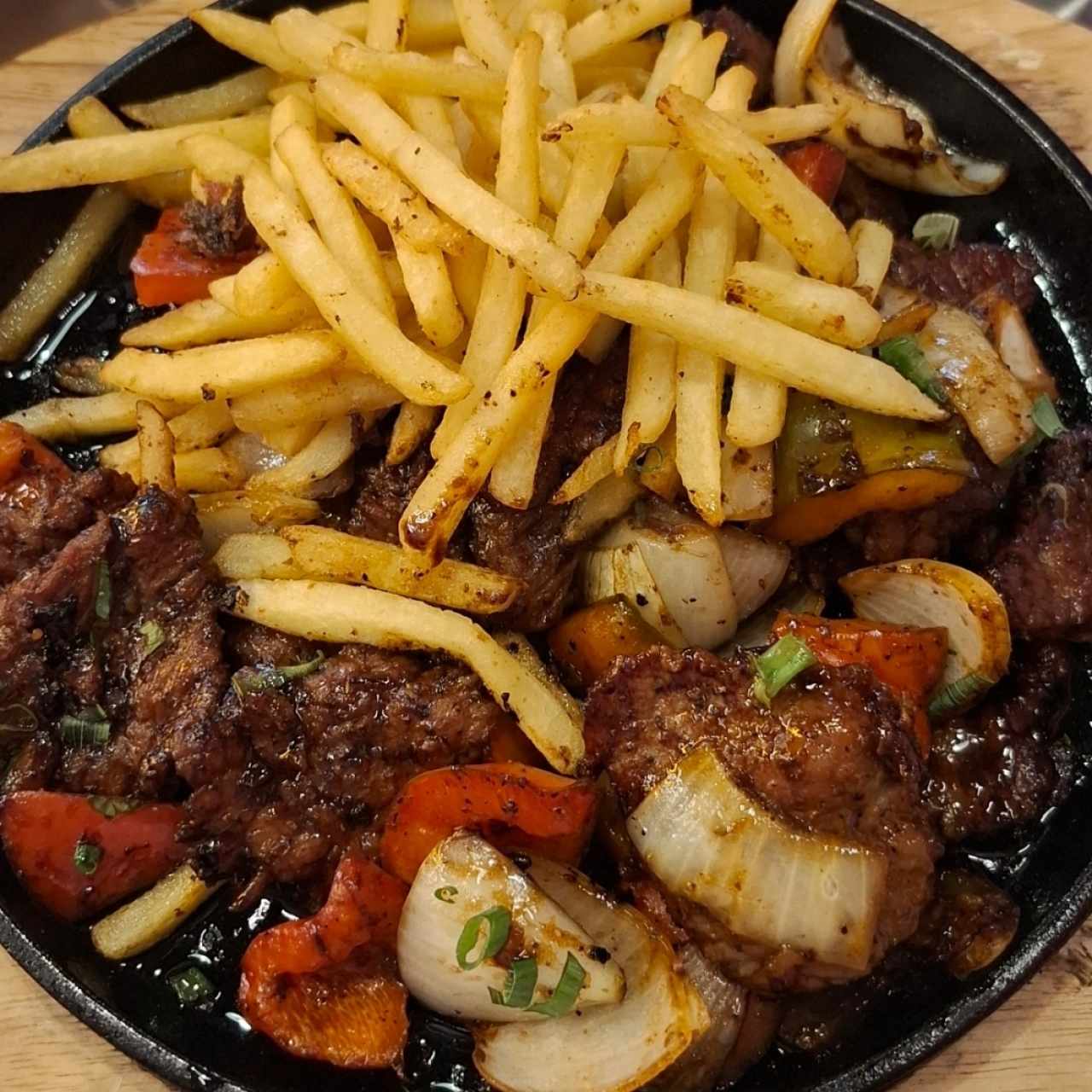 carne a la pimienta con papas fritas 