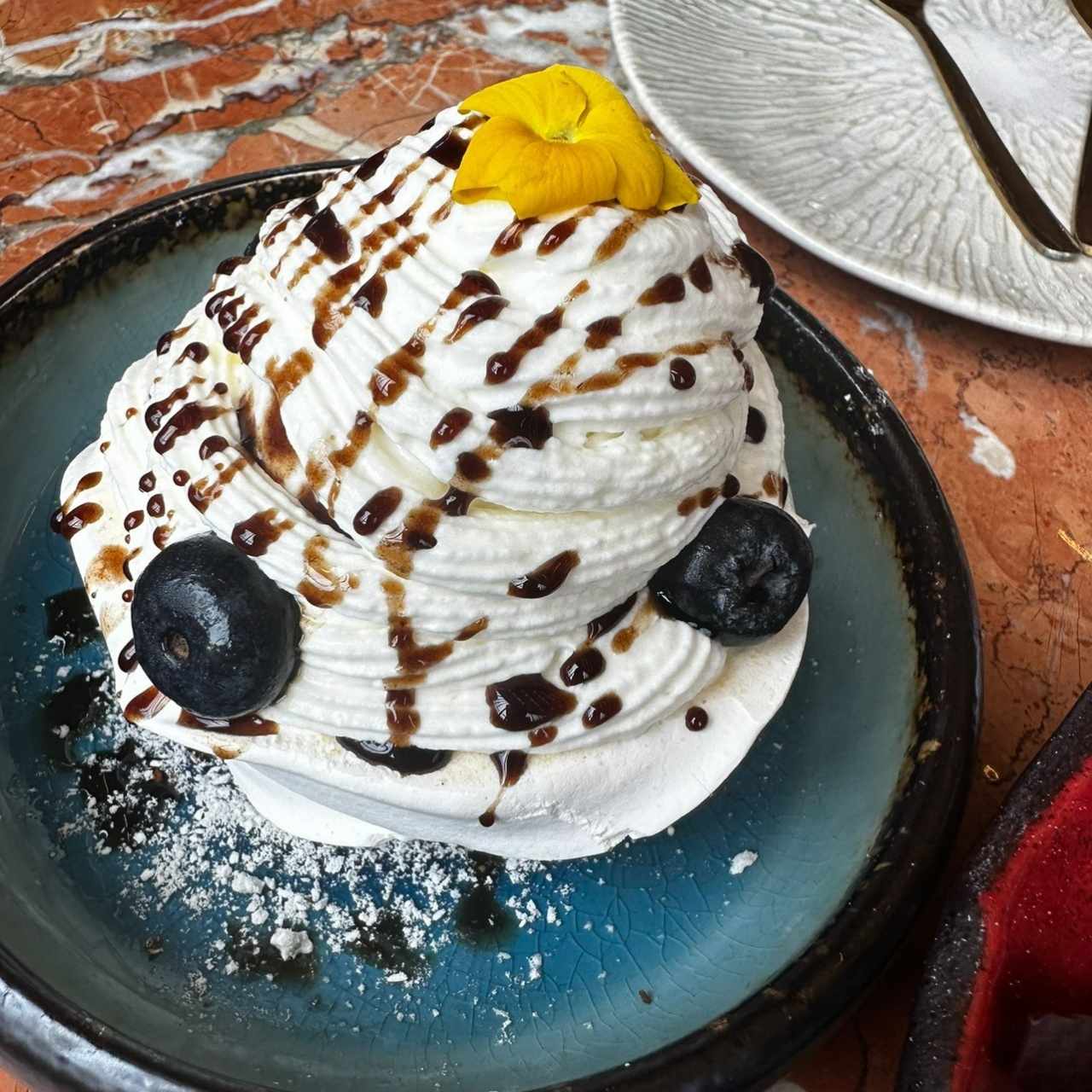 DESSERTS - PAVLOVA PIÑA COLADA