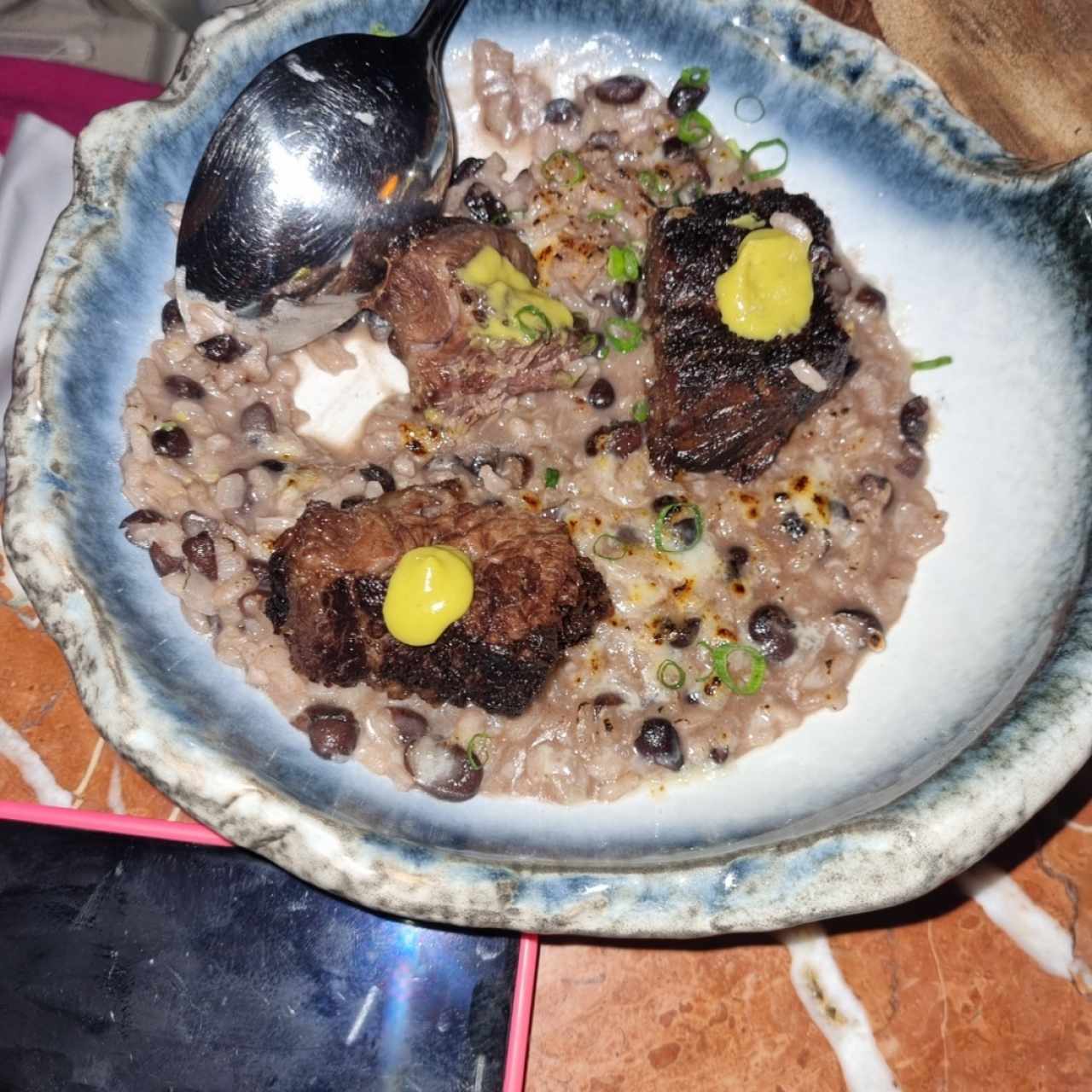 RISOTTO DE FRIJOLES NEGROS Y SHORT RIB