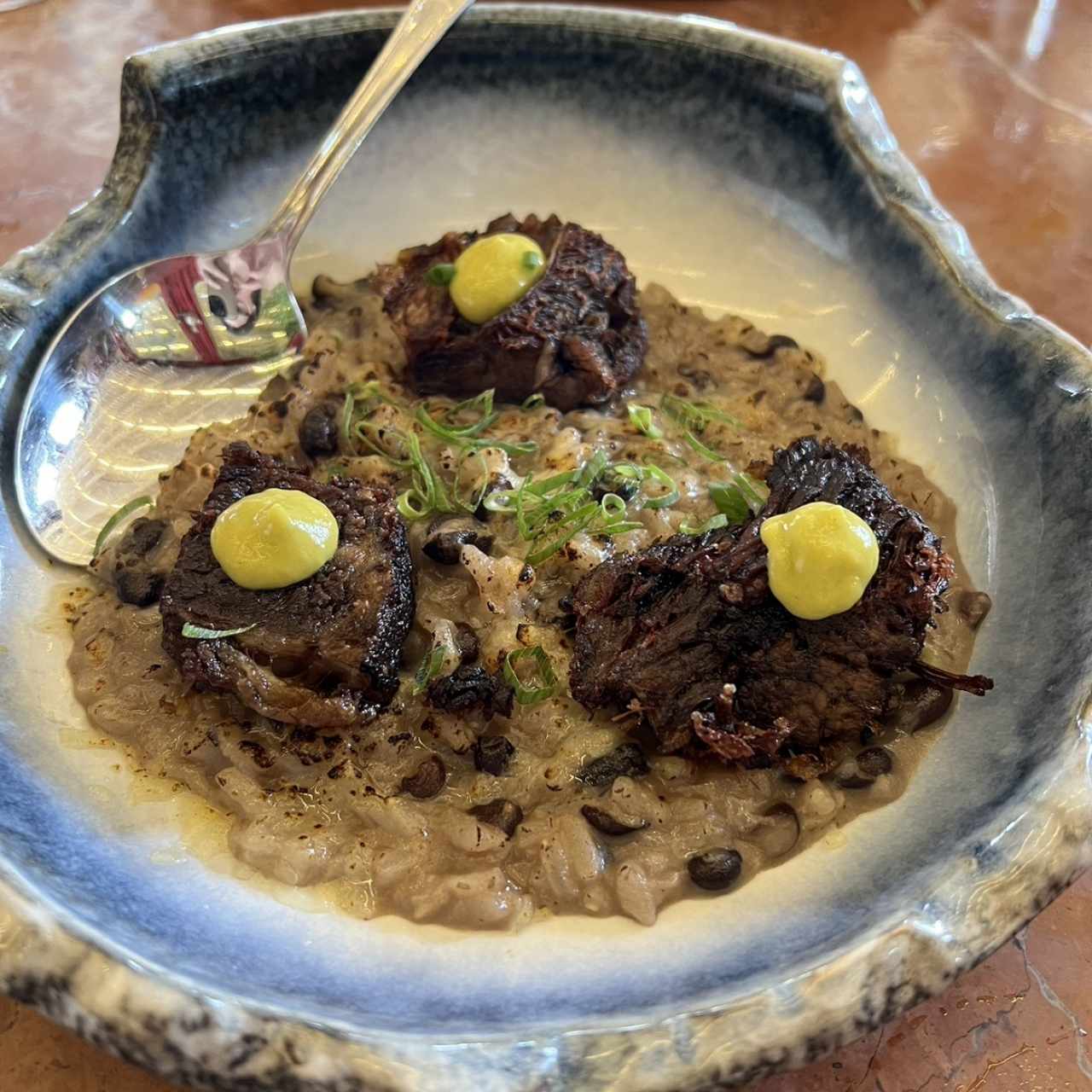 RISOTTO DE FRIJOLES NEGROS Y SHORT RIB