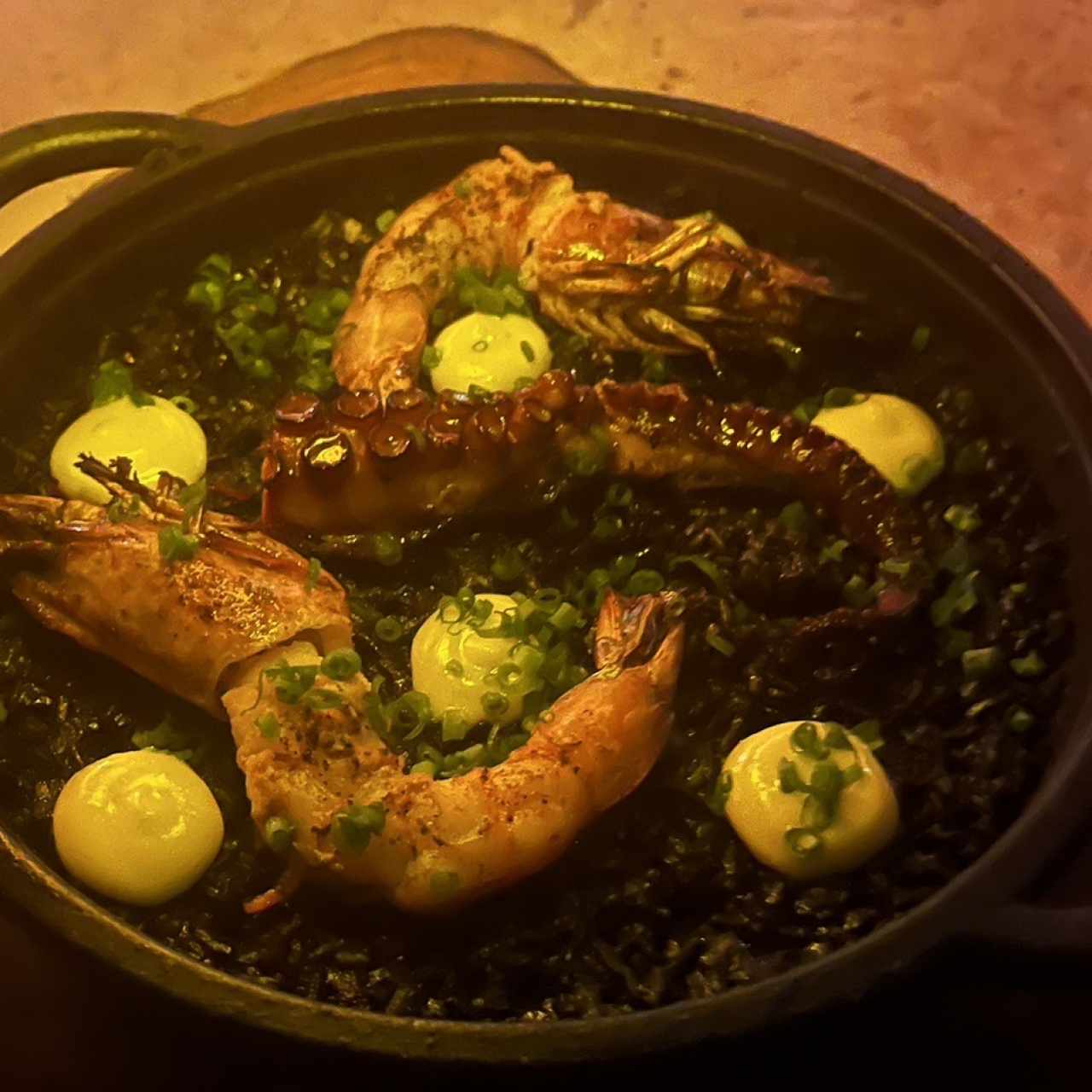 Arroz negro de pulpo y langostinos 