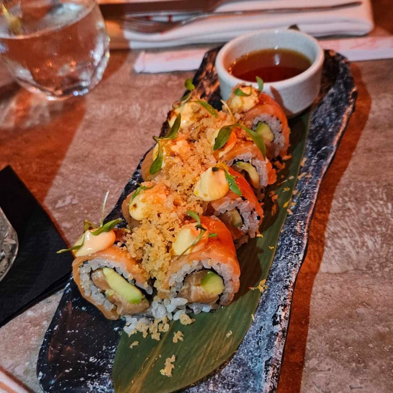 PARA COMPARTIR - SPICY SALMON ROLL