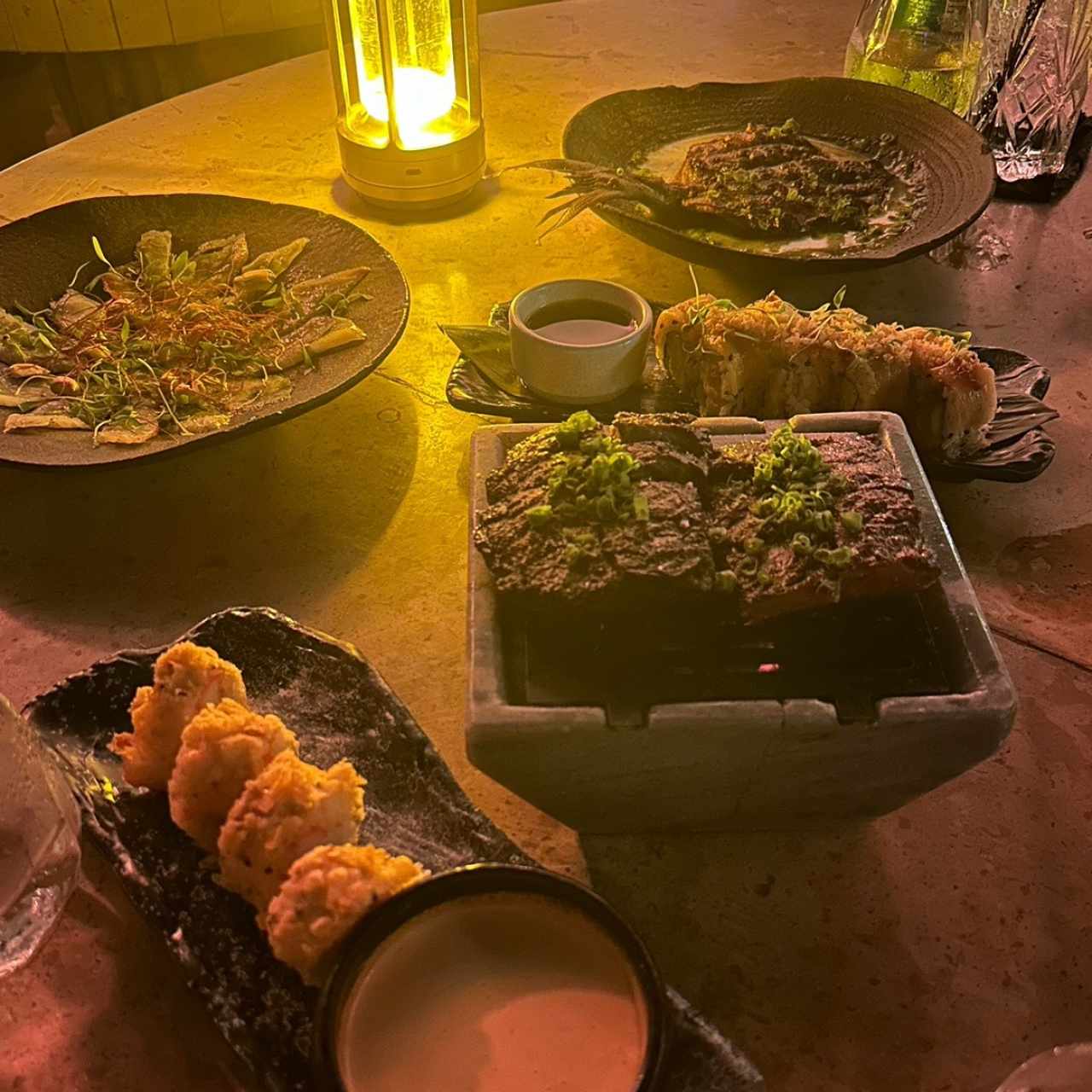 Tiradito de pez maduro, kanibal roll, entraña, salmon spicy roll, pesca del dia