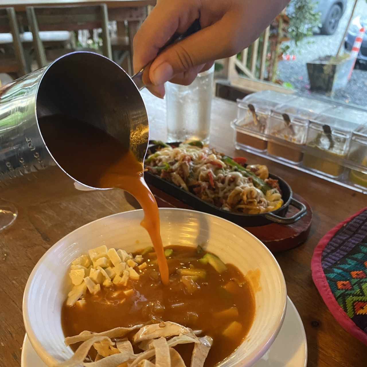 Sopa azteca (sopa de tortillas)