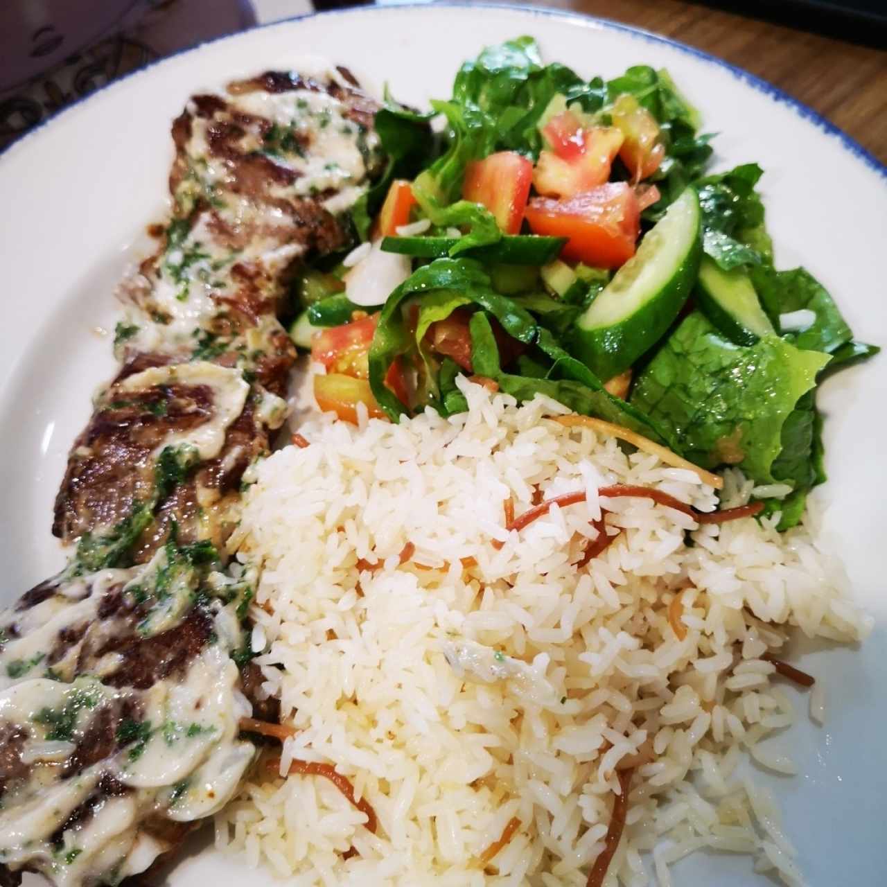 filete de res con arroz con fideos y ensalada libanesa
