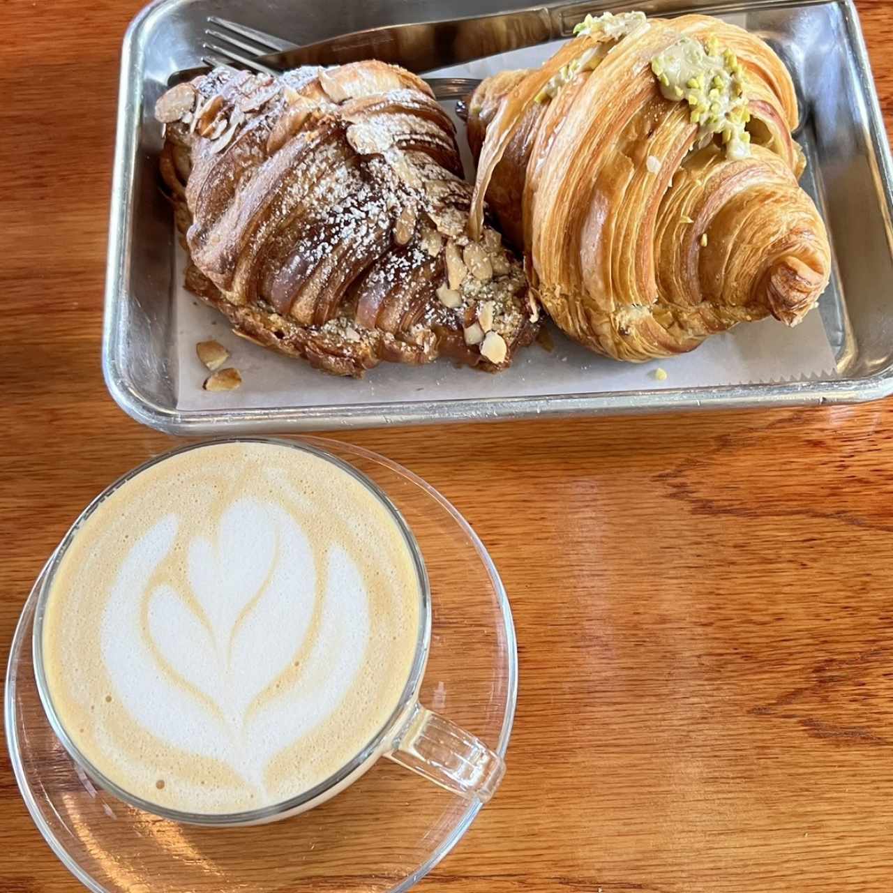 Croissant pistacho y capuccino