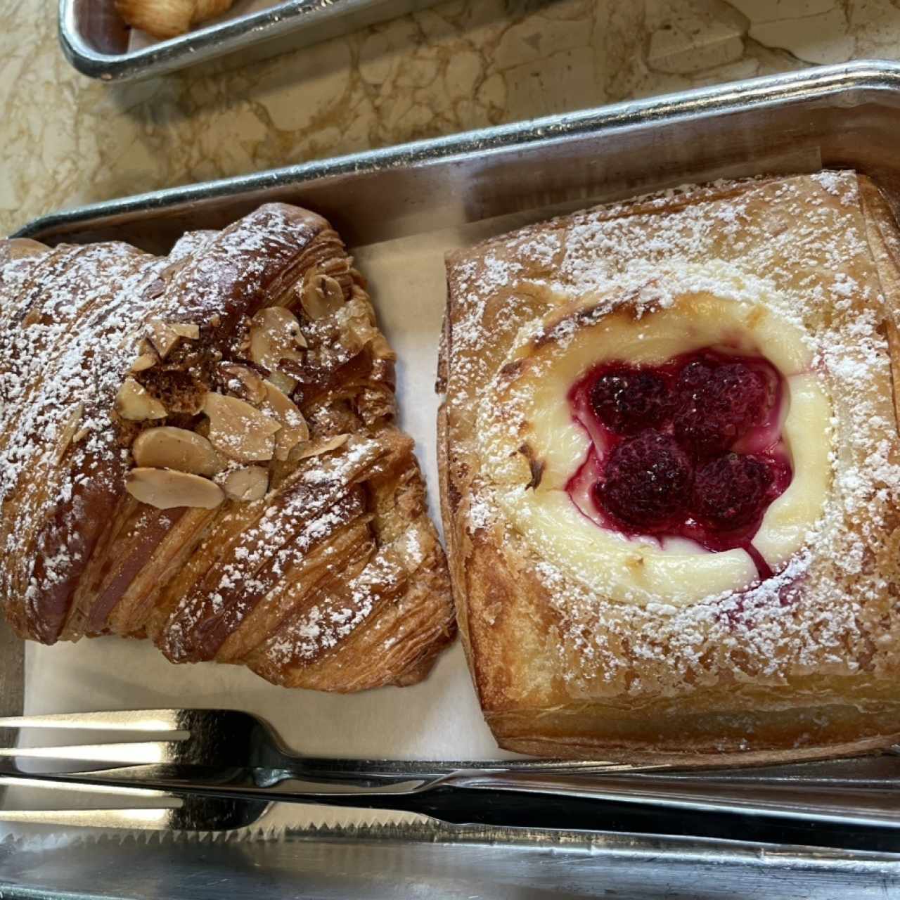 Croissant de almendras y danesa de raspberry