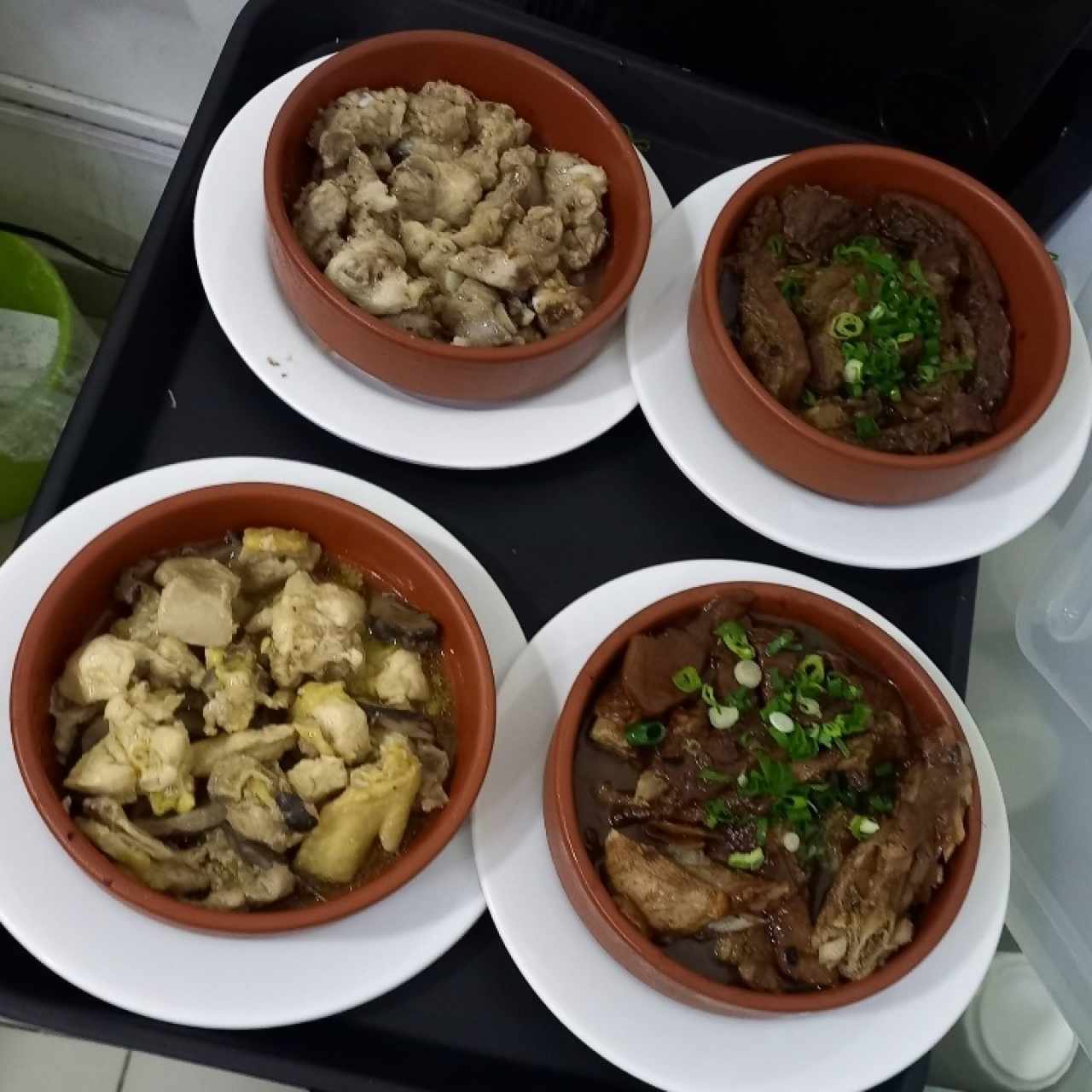 cazuelitas de barron con costillas, falda, intestinos