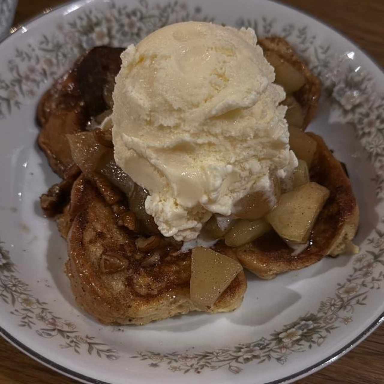 French toast con pecans y helado