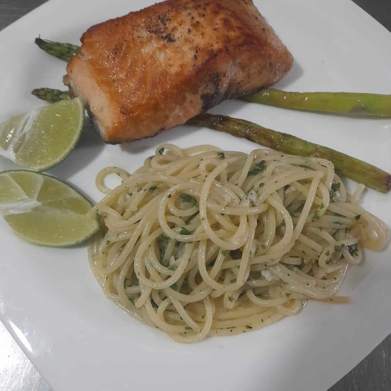 Salmone alla Griglia con Spaghetti al Limone e Pistacchio