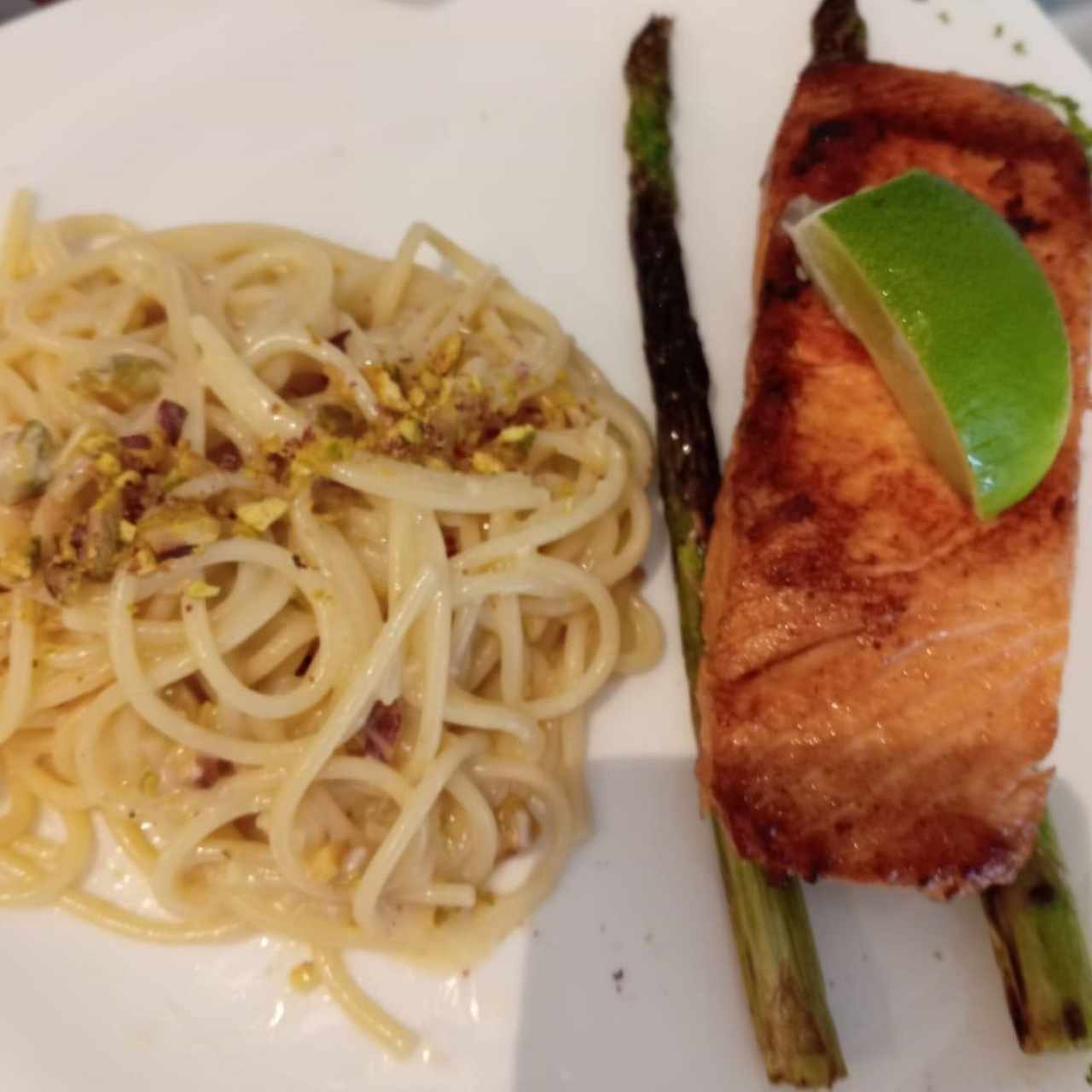 Salmone alla Griglia con Spaghetti al Limone e Pistacchio