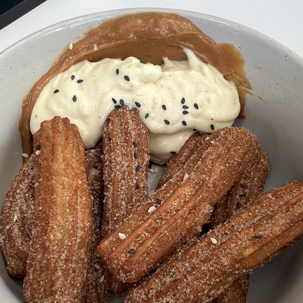 Churros con crema de queso madurado y dulce de leche 