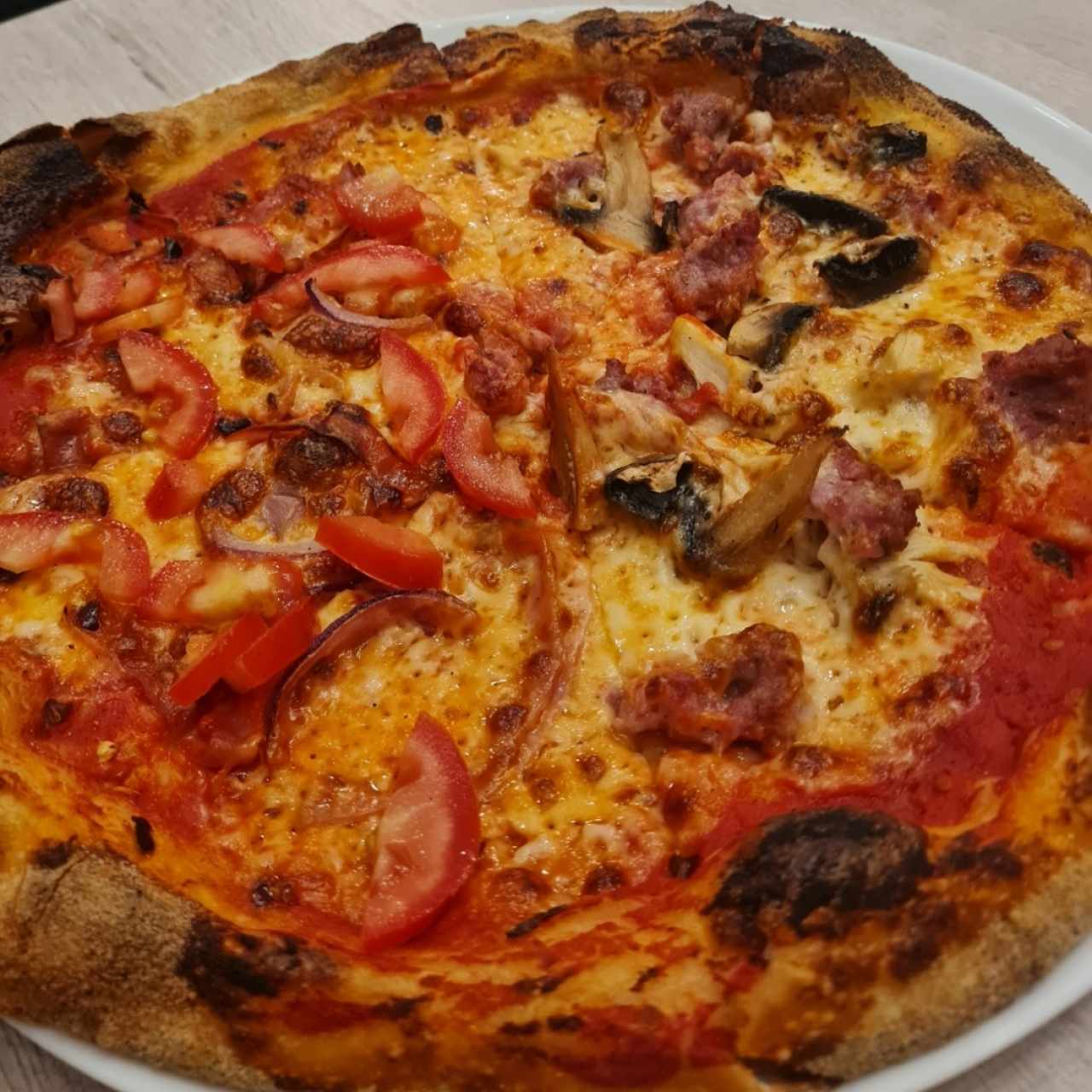 Pizza de hongos con chorizo