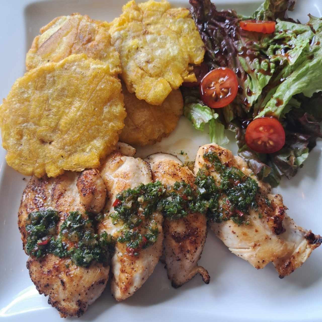 Pollo a la plancha con patacones y ensalada primavera. 