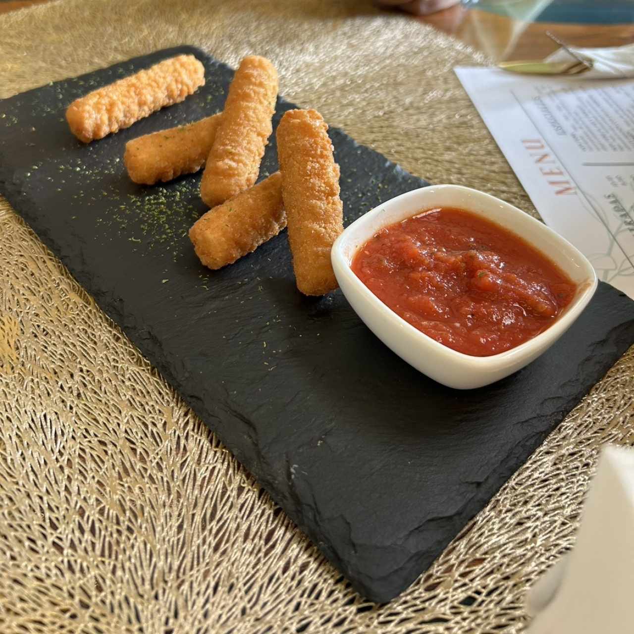 DEDOS DE QUESO CON SALSA POMODORO