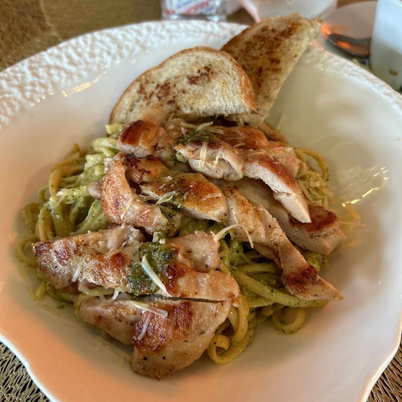 Fettuccine al pesto con pollo 