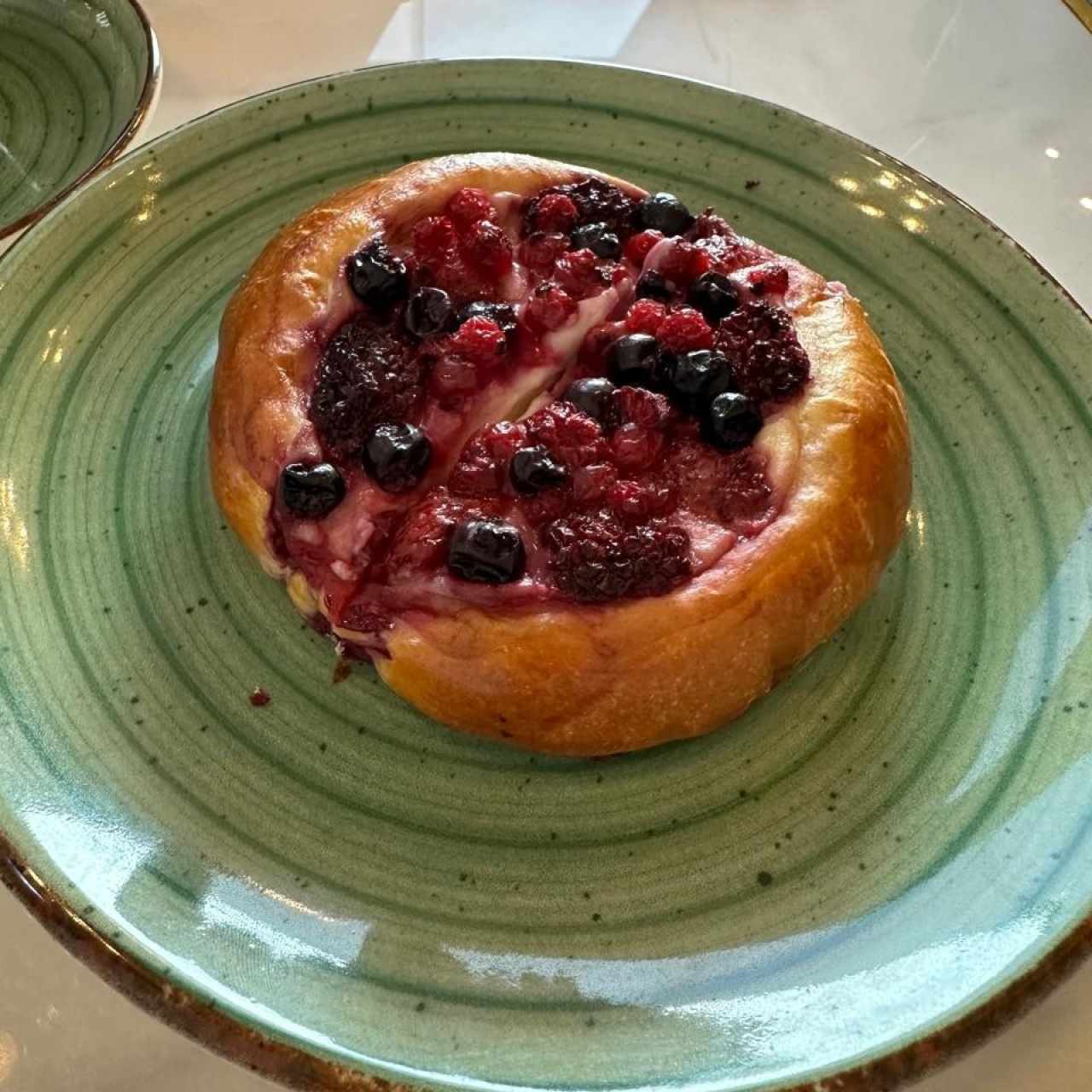 BRIOCHE CON FRUTOS ROJOS