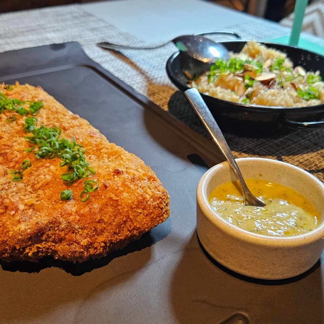 Cachopo con arroz con almendras