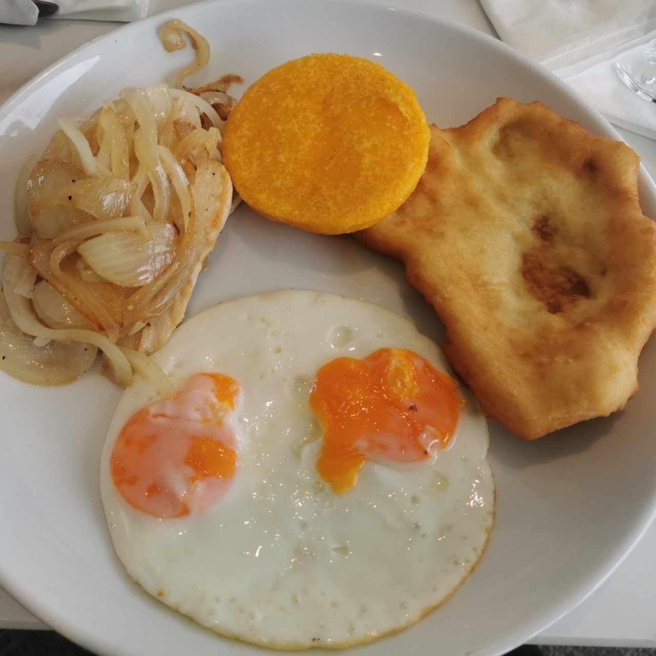 Filete de pollo encebollado y mixto de tortilla con hojaldre con huevos suaves