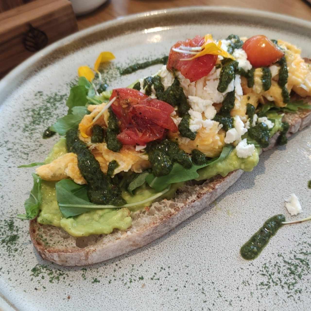 DESAYUNOS - BUNGLA AVOCADO TOAST