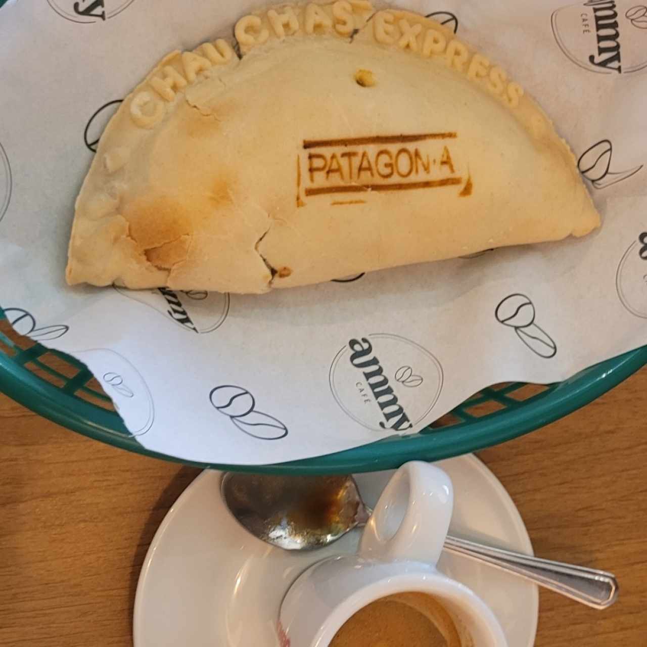 café expresó y empanada carne y papas 