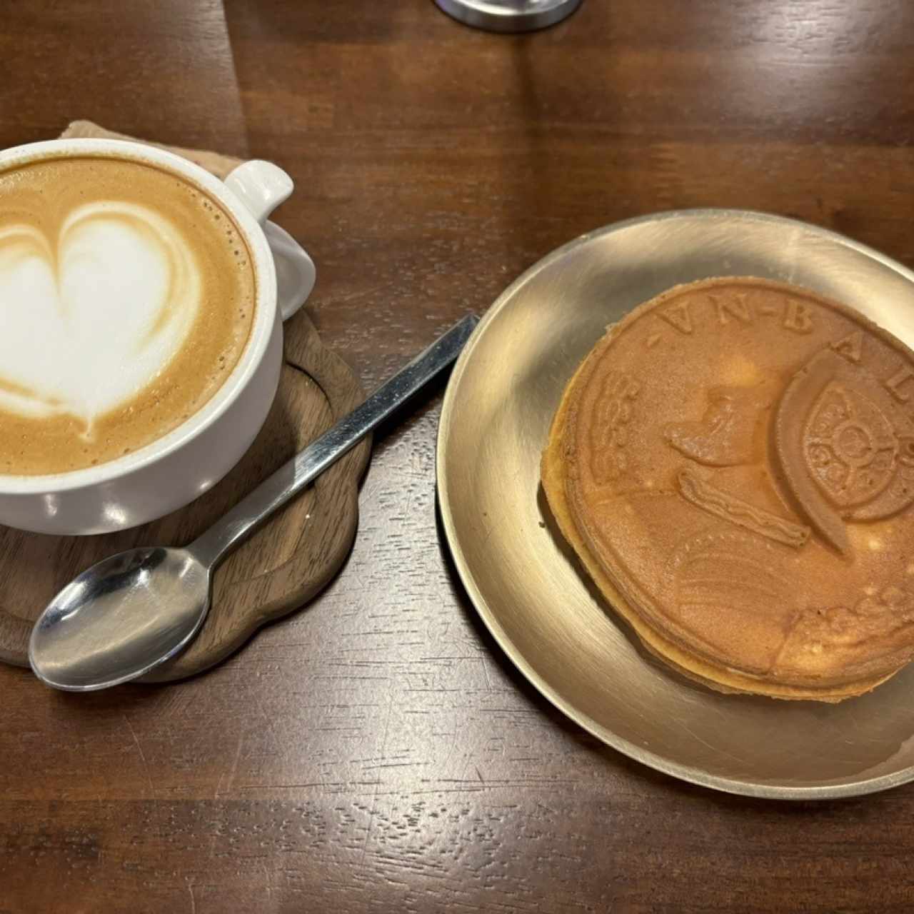 Latte acompañado de un Balboa Pan