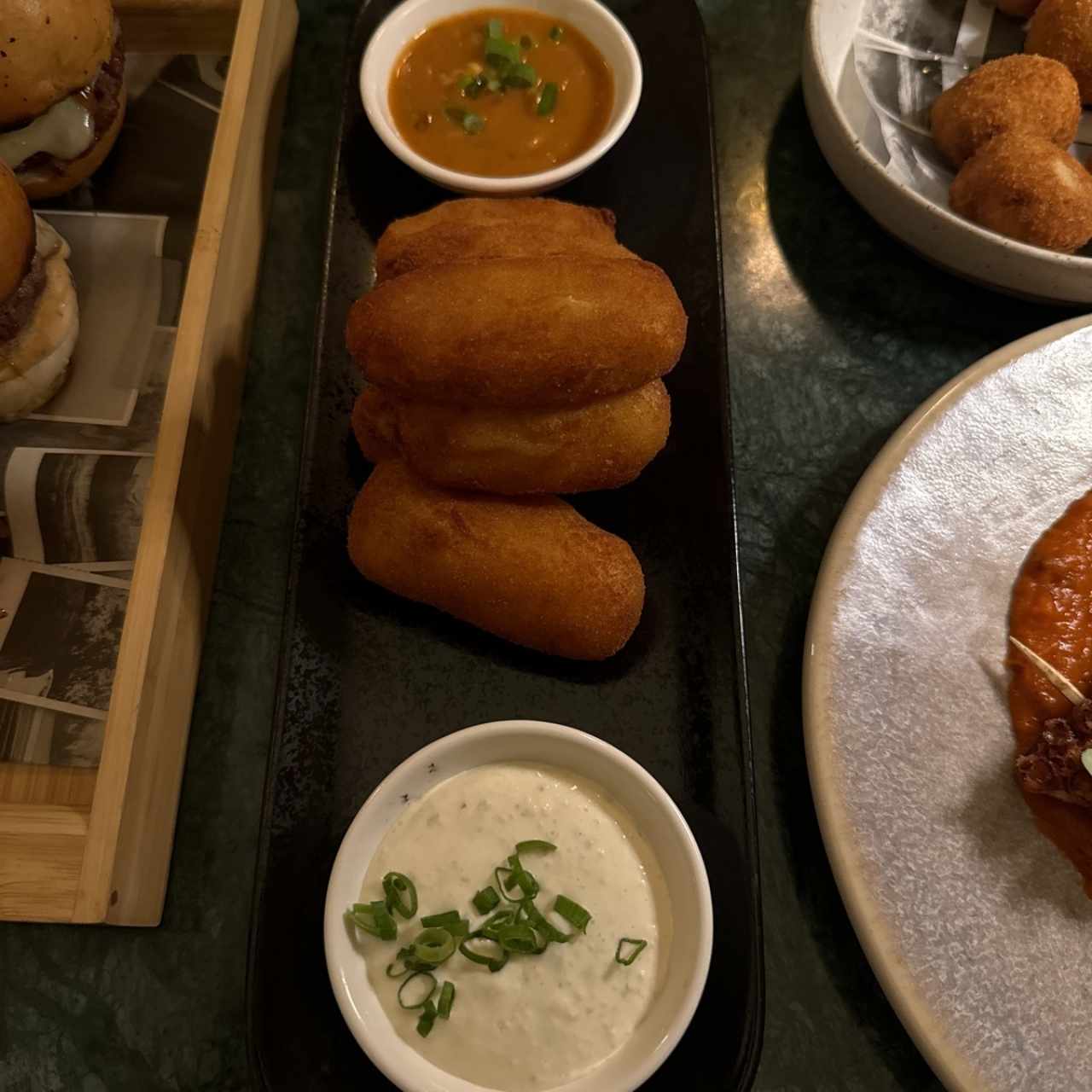 Yucas bravas, salsa tártara y ajíes criollos