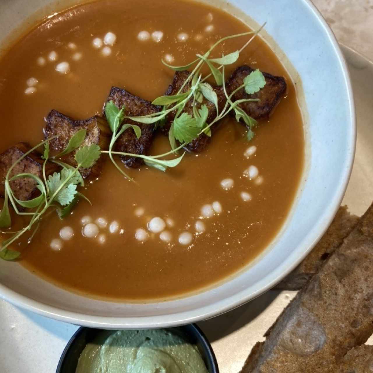 Sopa de tomate con berenjena