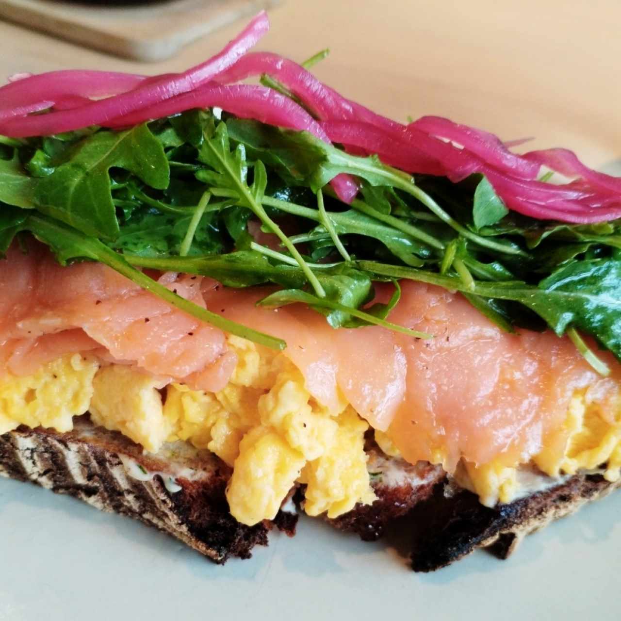 Tostadas con huevo y salmón 