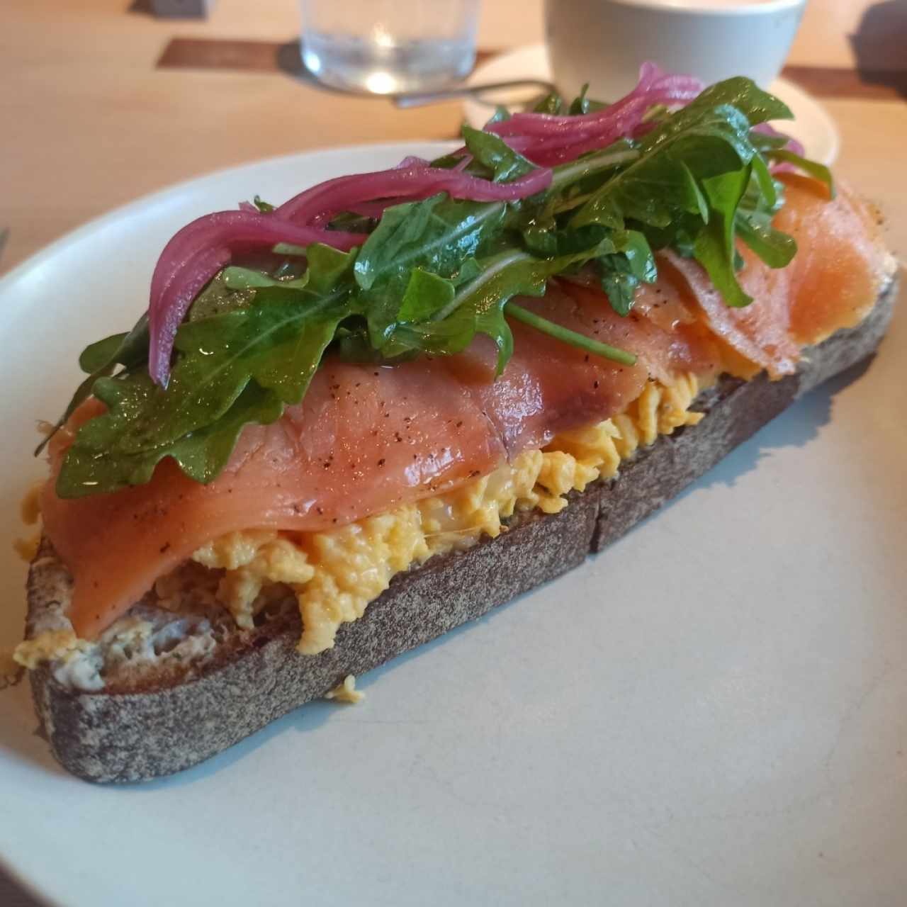 Emparedado de Salmón con huevo