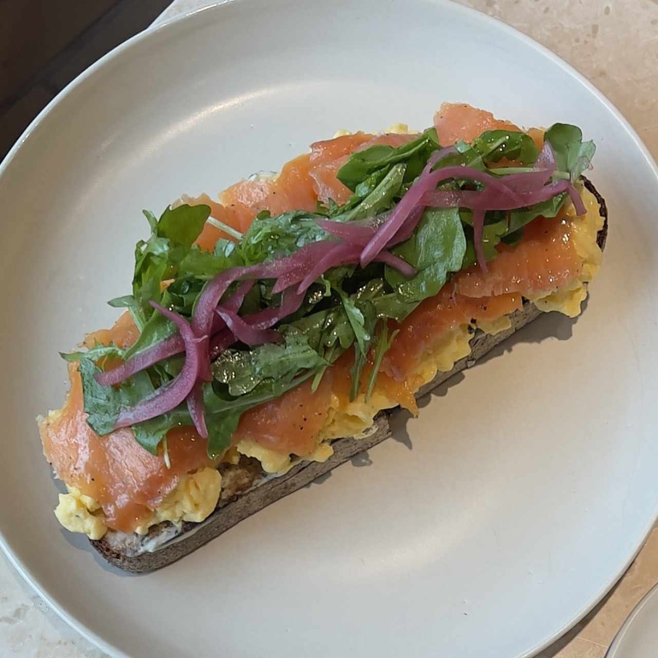 Tosta con huevo y salmón