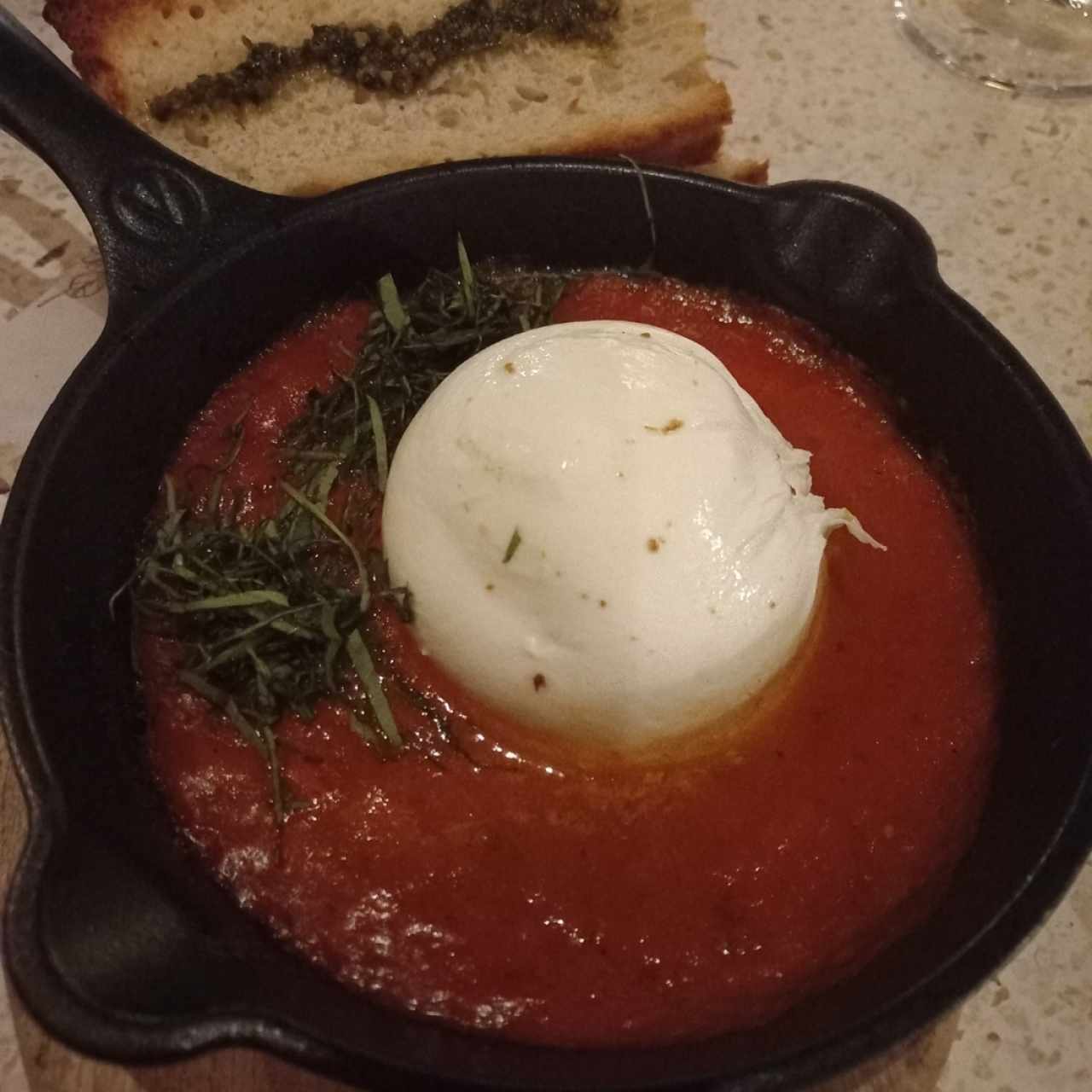 Burrata en salsa