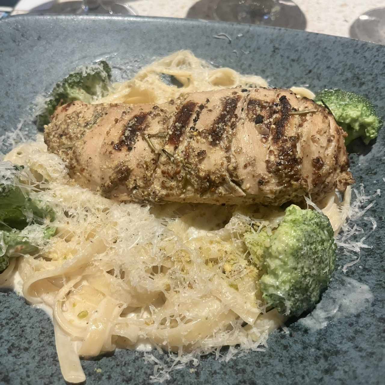 Pasta en salsa blanca con pollo y brocoli