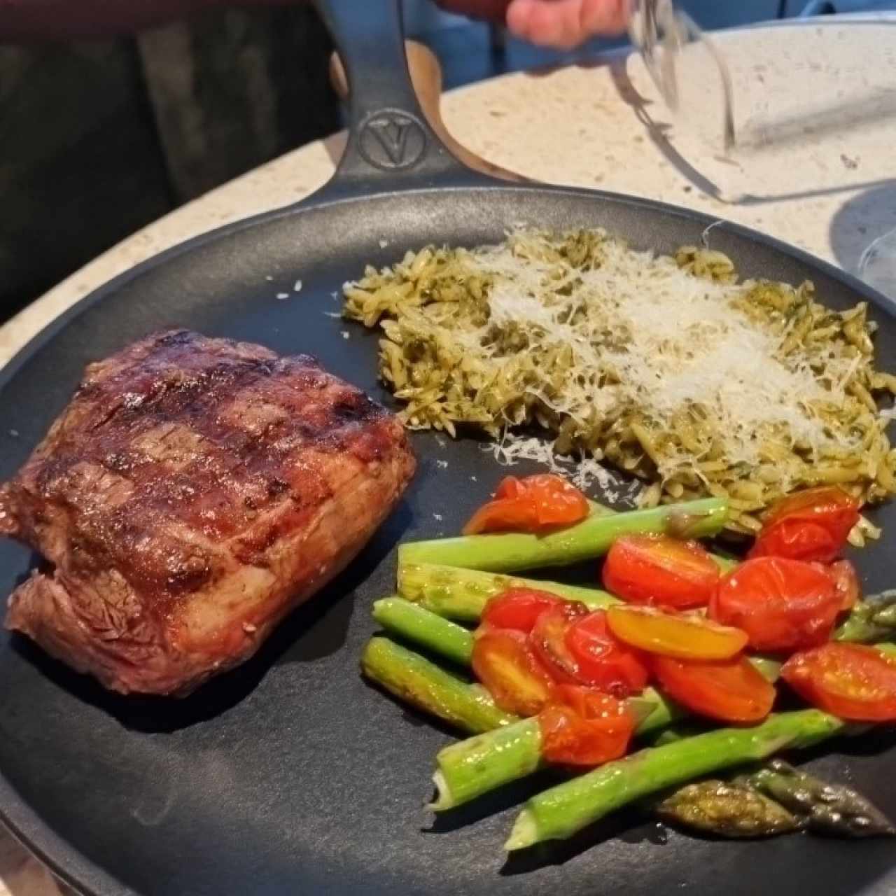 orzo al pesto con solomillo y esparragos