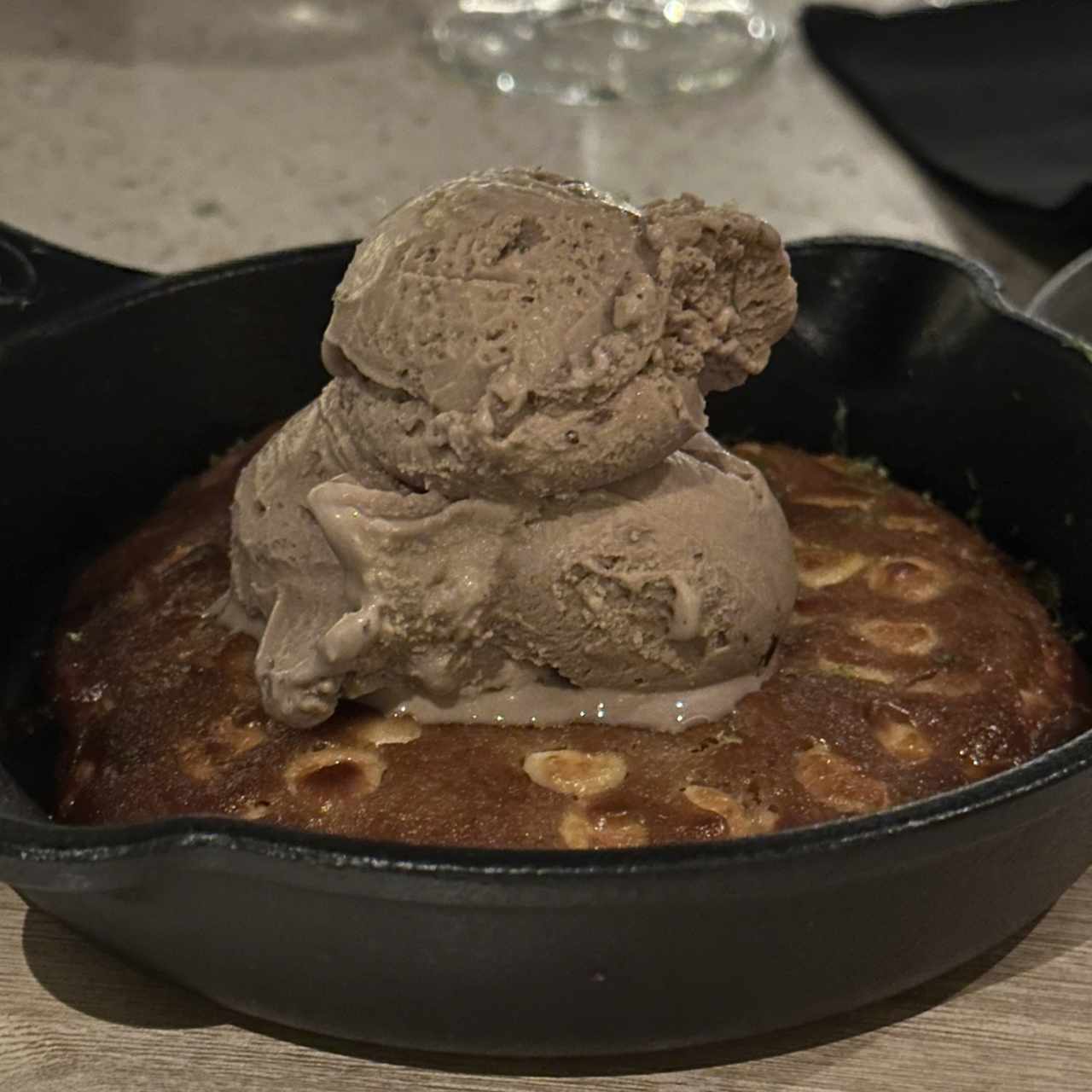 Galleta de Macadamia con Helado de Ferrero