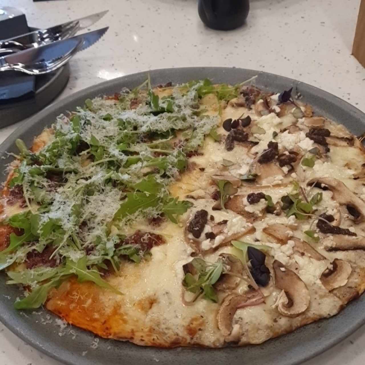 Pizza Trufada y Rugulosa Con tocineta